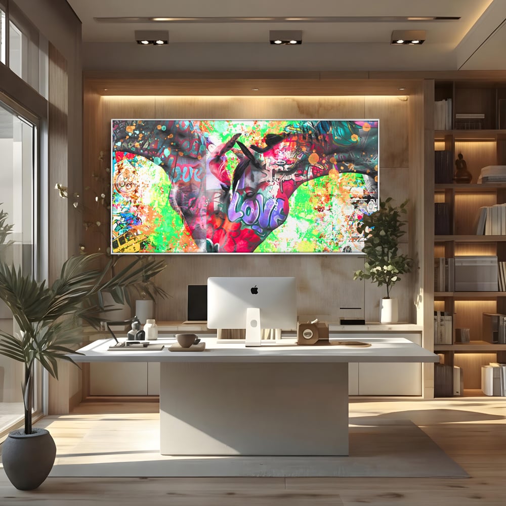 Tablou canvas cu tablou canvas cu doi cai si graffiti colorat, in rama de aluminiu argintiu, pe perete intr-un birou